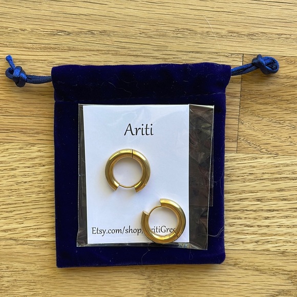 ♻️DONATED DEC. 2023♻️
NWOT chunky, thick, gold huggie hoop earrings - Picture 1 of 4